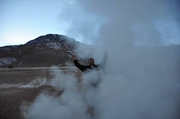 No meio de uma das colunas de vapor dos Geisers del Tatio, na região do Atacama, no norte do Chile